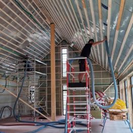 Izolacja skosów dachu poddasza za pomocą izolacji wdmuchiwanej