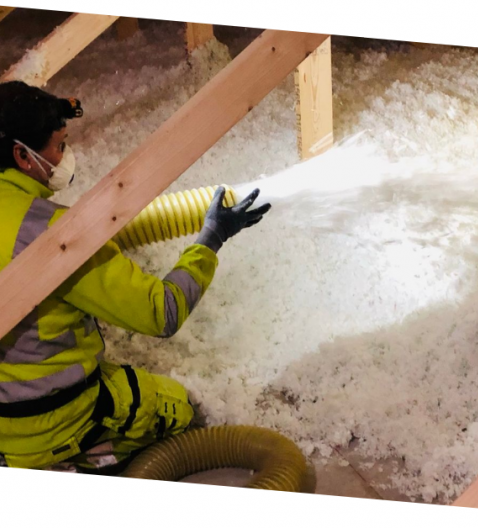 Wdmuchiwanie wełny drzewnej na strop wiązarów