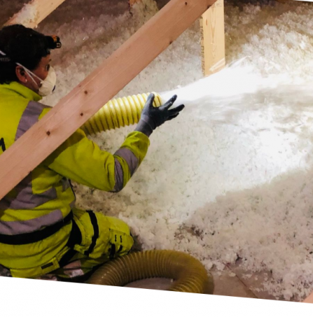 Wdmuchiwanie wełny drzewnej na strop wiązarów